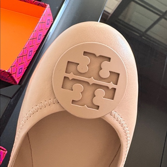 Tory Burch MINNIE TRAVEL BALLET WITH LEATHER LOGO. In Goan Sand. Size 8.5. - Picture 5 of 7